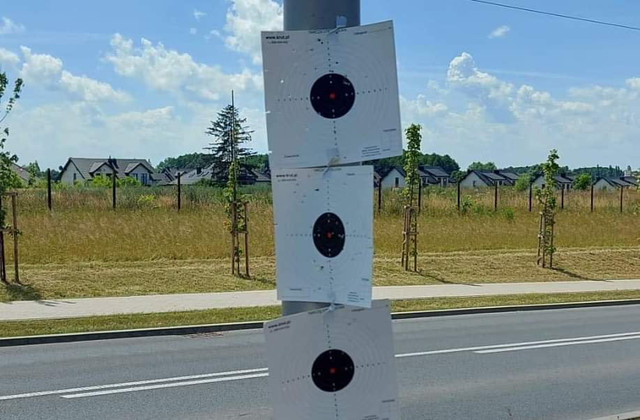 Na lampach przy Alei św. Wojciecha ktoś urządził sobie strzelnicę