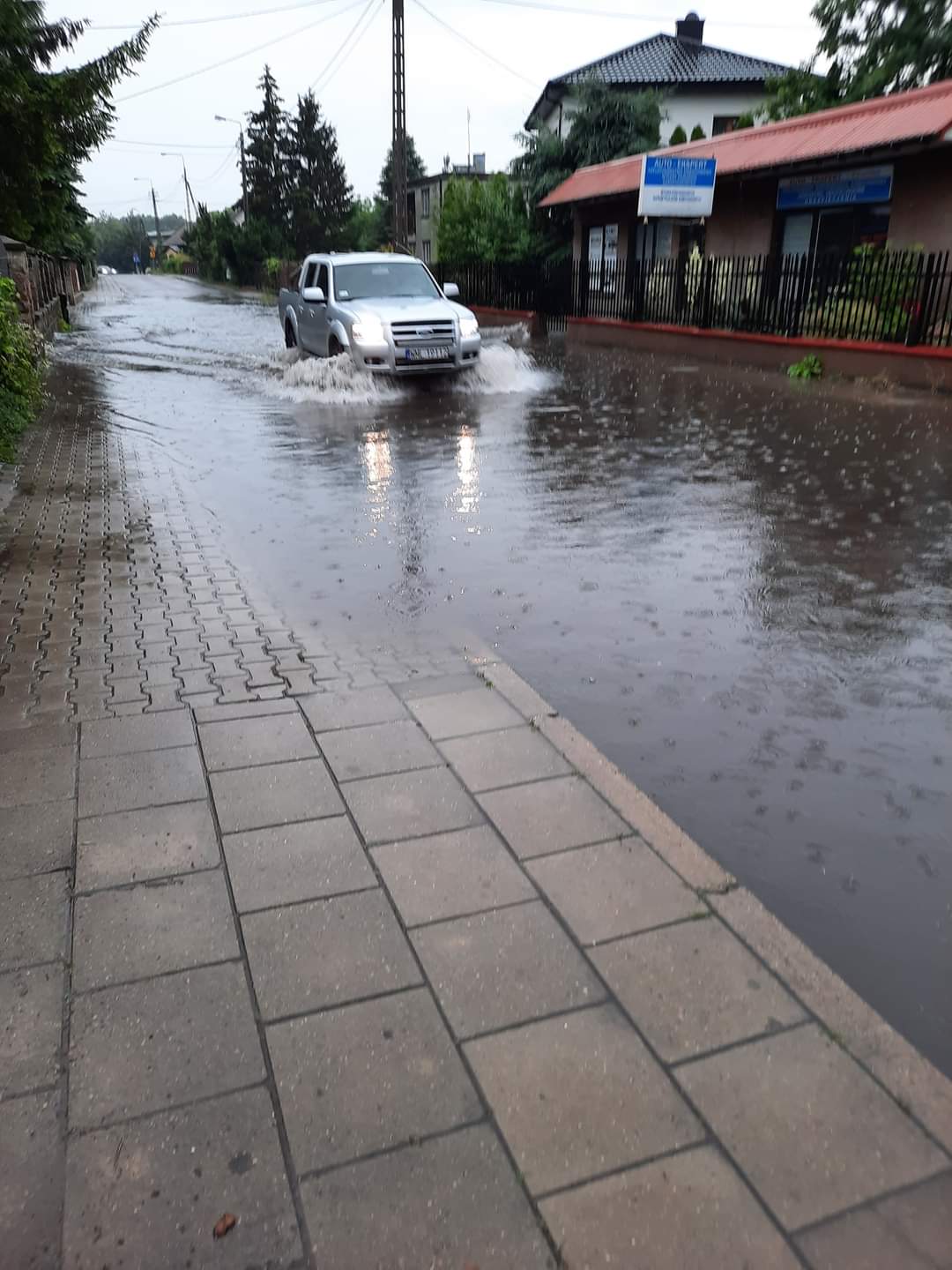 Nad Mławą przeszła wielką burza. Kilka ulic było zalanych i nieprzejezdnych