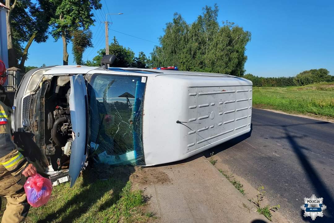 Dostawczy mercedes wywrócił się na zakręcie