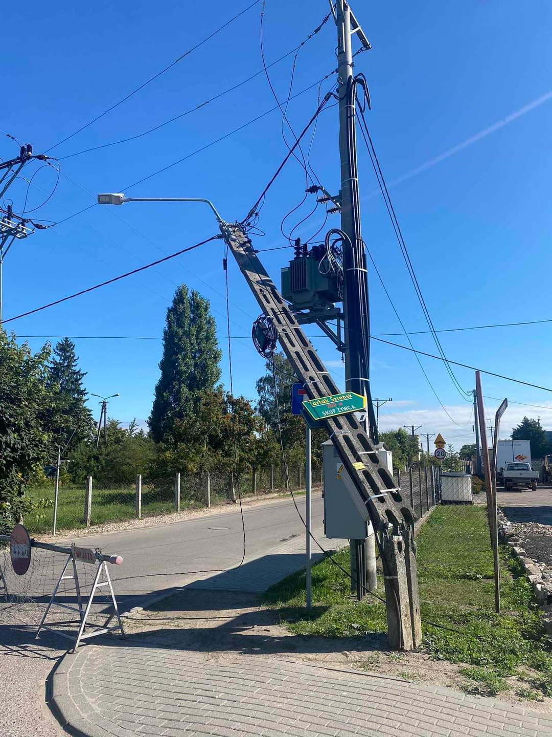 Ciągnik uszkodził słup energetyczny w Szreńsku