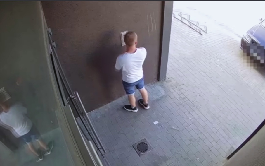 Zdewastował domofon, zarejestrował go monitoring [FILM]