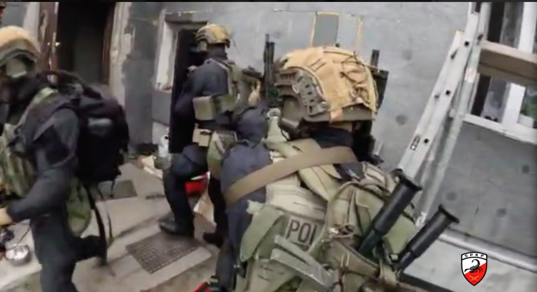 59-latek miał zapalniki do materiałów wybuchowych, brok i narkotyki. Został aresztowany na 3 miesiące [ZDJĘCIA I FILM]