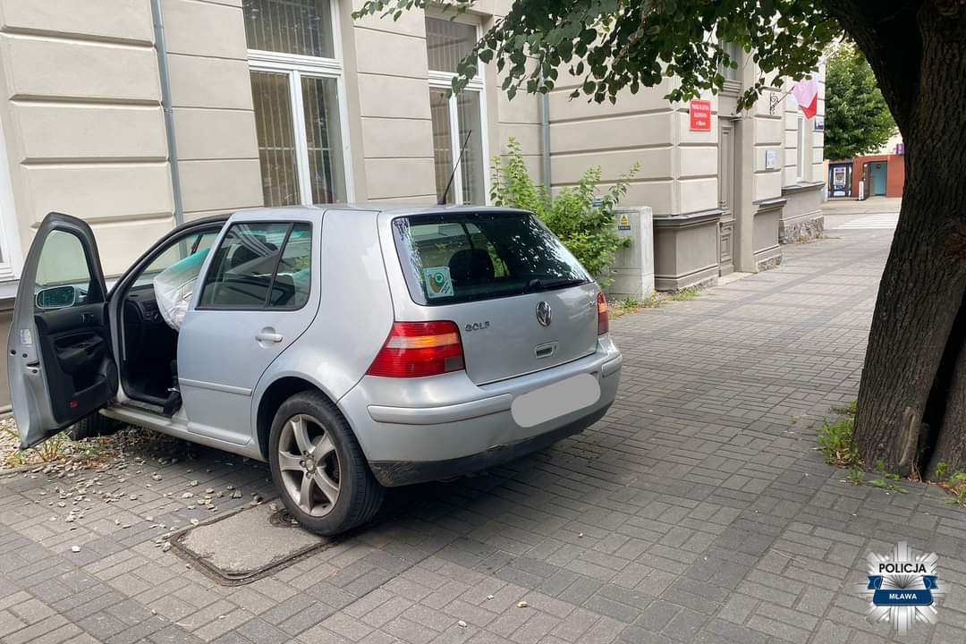 Pomyliła sprzęgło z gazem i zatrzymała się na ścianę budynku mławskiej prokuratury