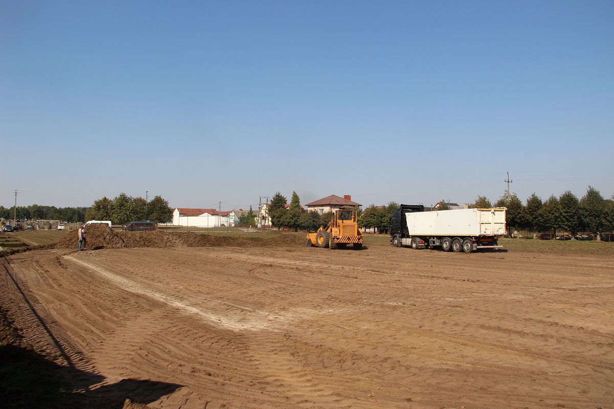 Remont boiska we Wieczfni Kościelna idzie pełna parą