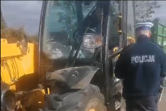 Kierował ładowarką JCB z przyczepą rolniczą, na której przewoził pasażerów