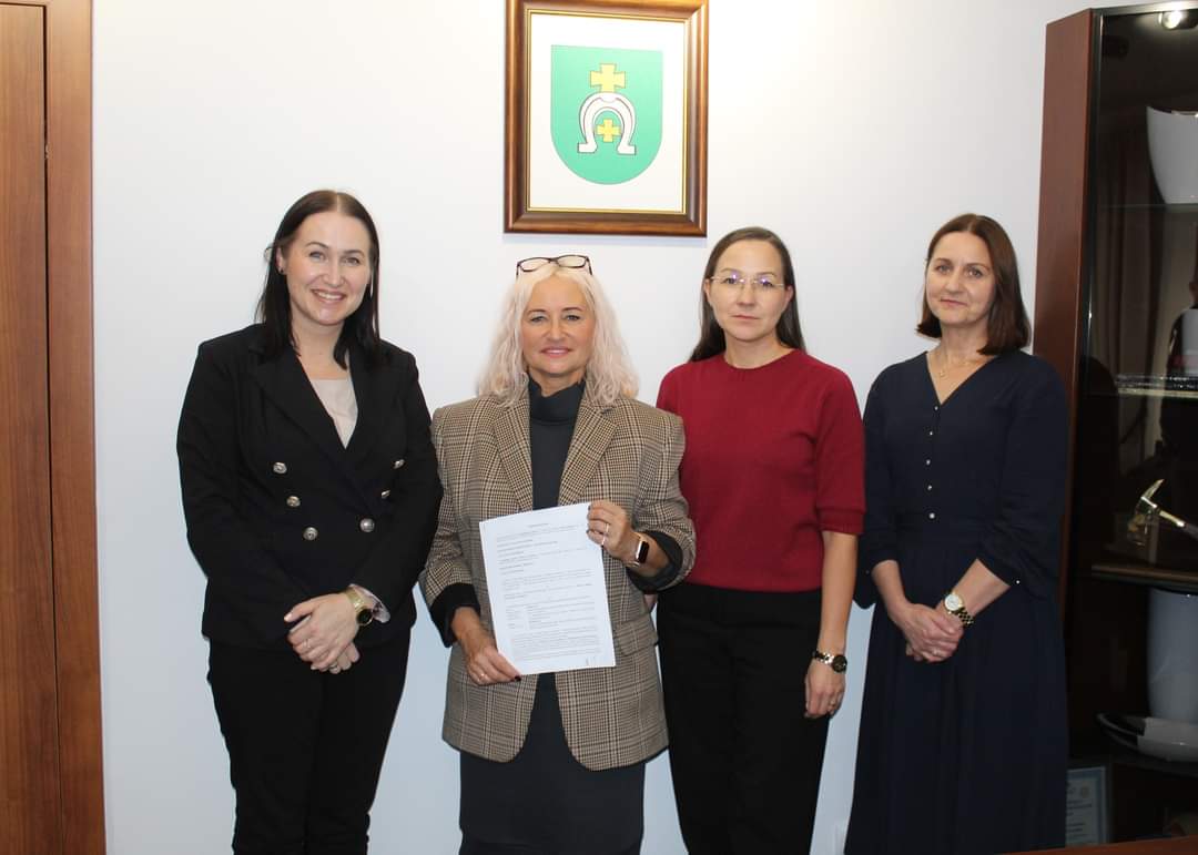 Rozpoczął się remont boiska przy szkole w Szydłowie