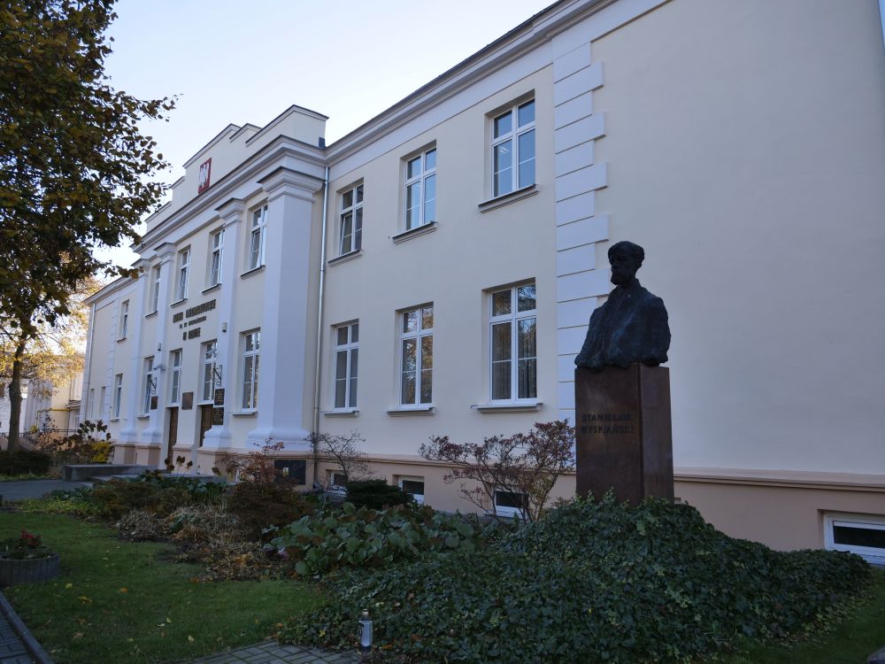 Remont elewacji mławskiego „ogólniaka” zakończony