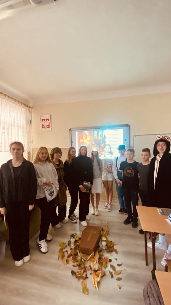 Inscenizacja Dziadów część II Adama Mickiewicza – czytanie lektury przez uczniów z klasy 7a [ZDJĘCIA]