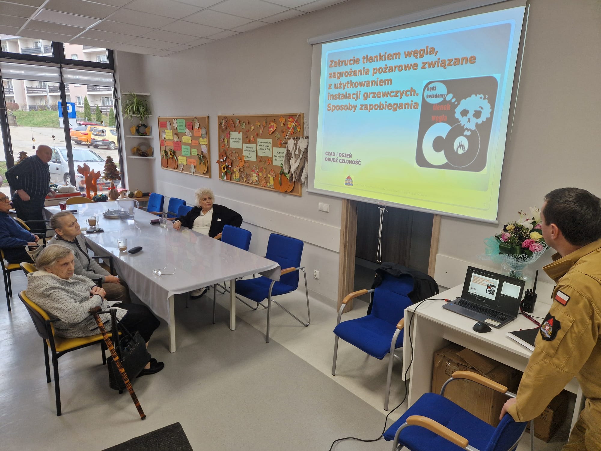 Wizyta strażaków w Dziennym Domu Senior+ w Mławie