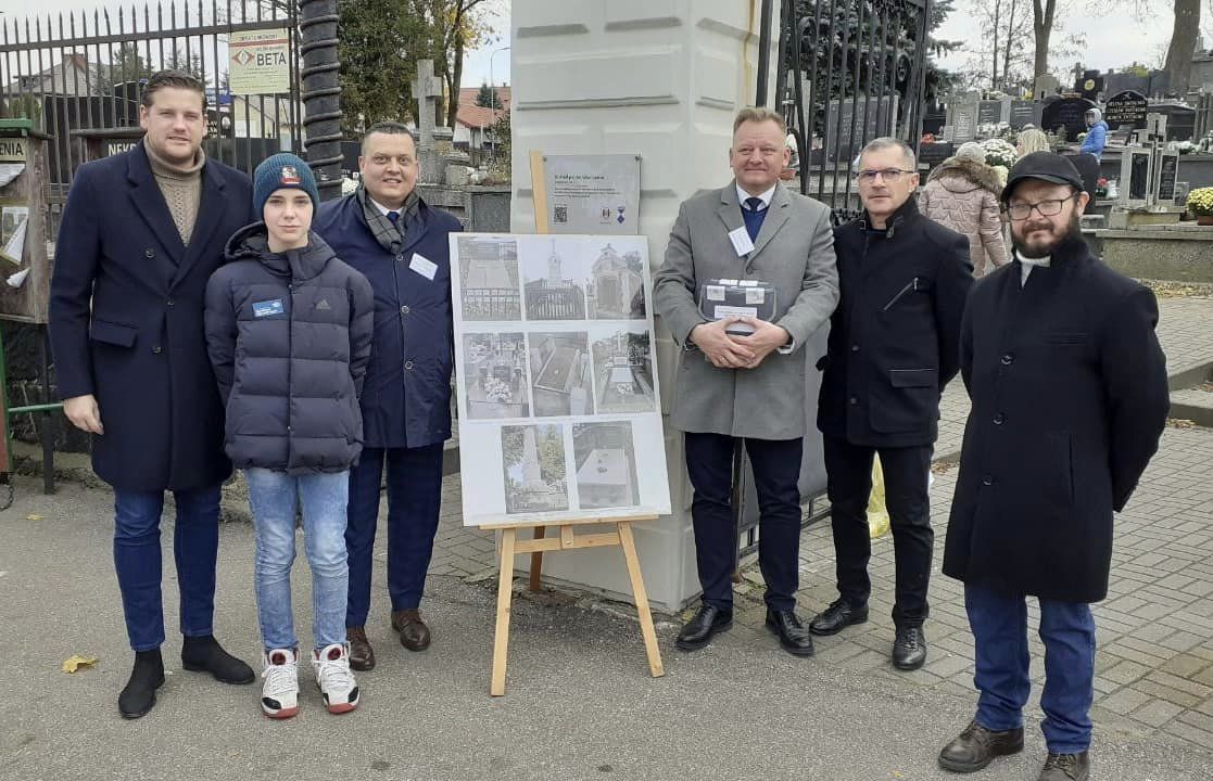 Kwesta na mławskich cmentarzach udana. Towarzystwo Przyjaciół Ziemi Mławskiej zebrało 10 624,70 złotych