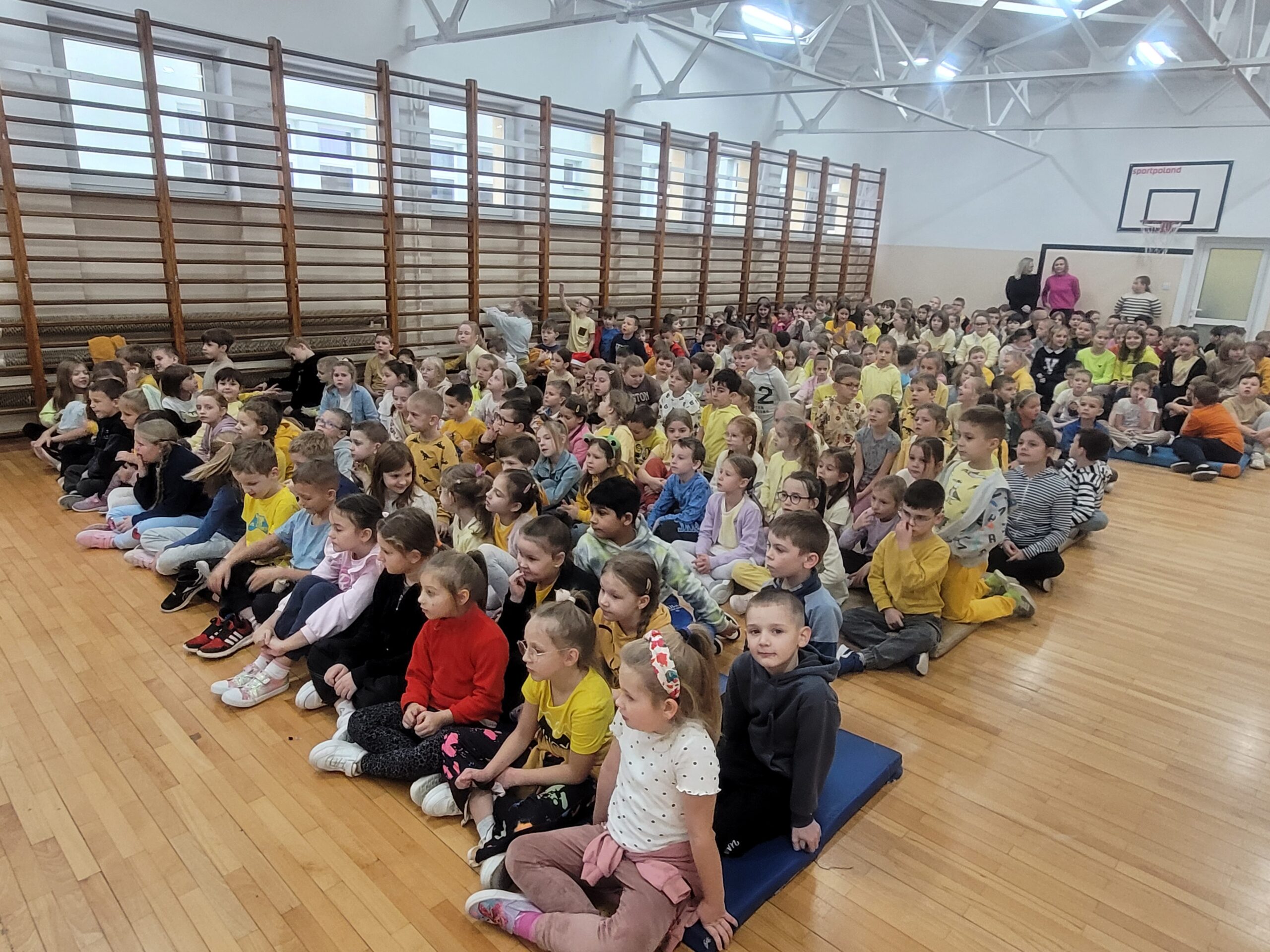 Spotkania z Wyrzutkami i pouczające spektakle w szkołach