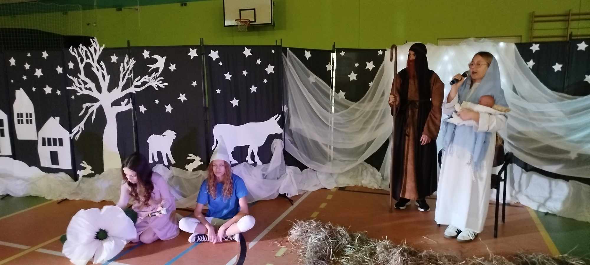 Świąteczne jasełka w SP nr 3 – magia Bożego Narodzenia w sercach dzieci i dorosłych