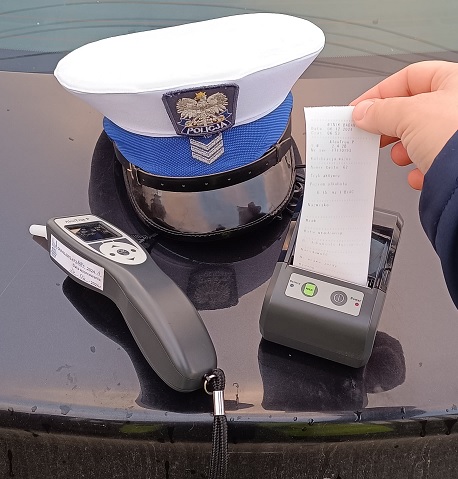 Kierował samochodem wbrew zakazowi, był poszukiwany przez sąd