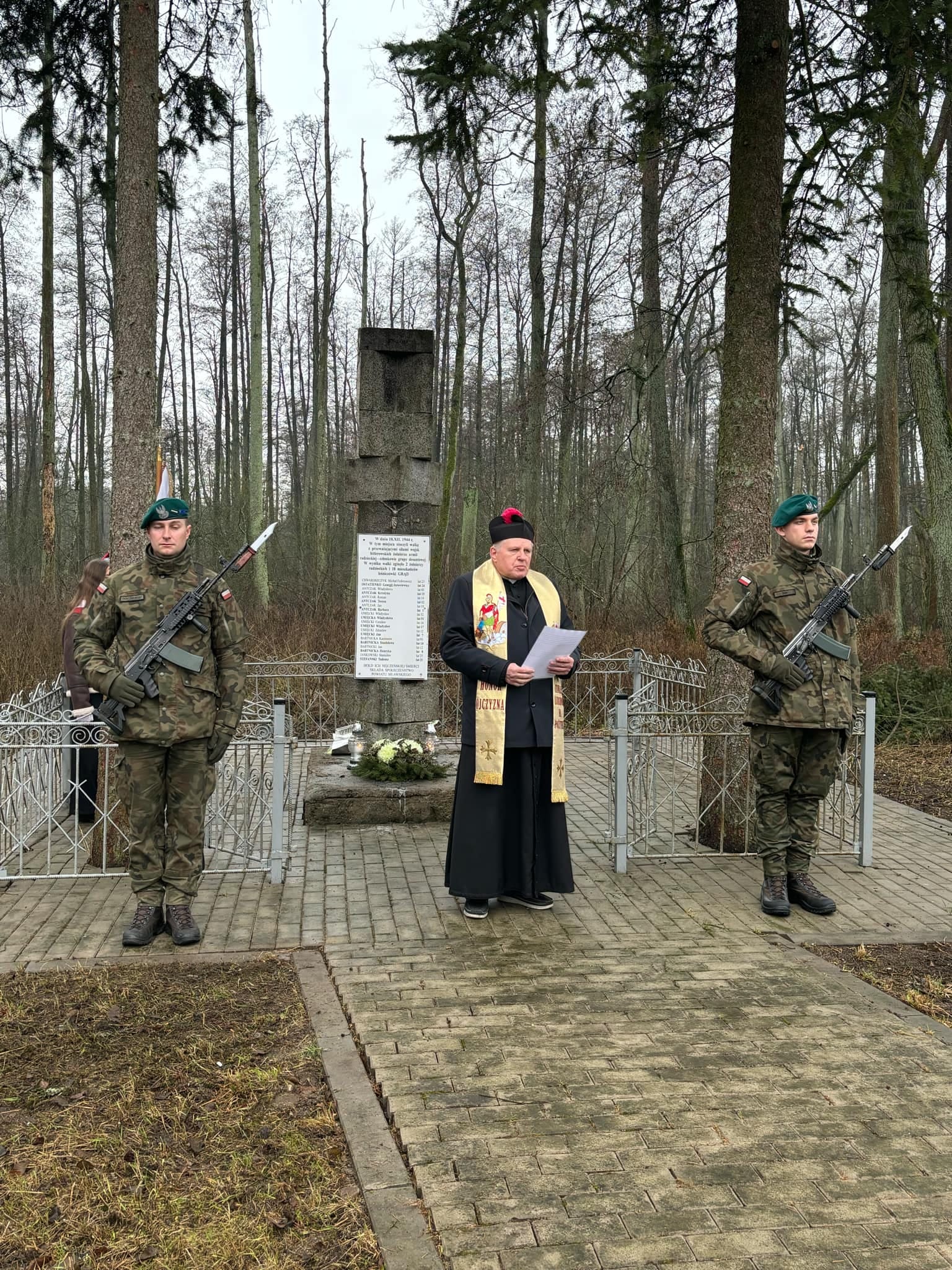 Uroczystości upamiętniające 80. rocznicę mordu na polskich rodzinach dokonanego przez oprawców hitlerowskich w miejscowości Grąd