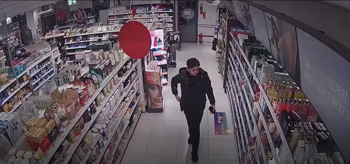 Kradli perfumy pod okiem kamer. Jeśli ich rozpoznajesz, powiadom policję [FILM]