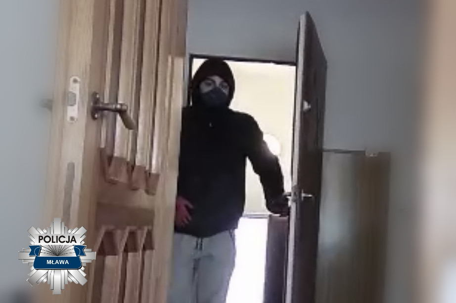 Włamywacza zarejestrowała kamera. Jeśli rozpoznajesz sprawcę, powiadom policję