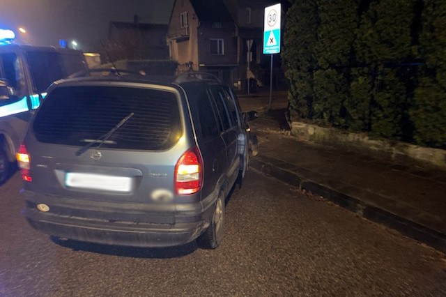 Nietrzeźwy kierowca uderzył w ogrodzenie, został zatrzymany przez przypadkowego świadka