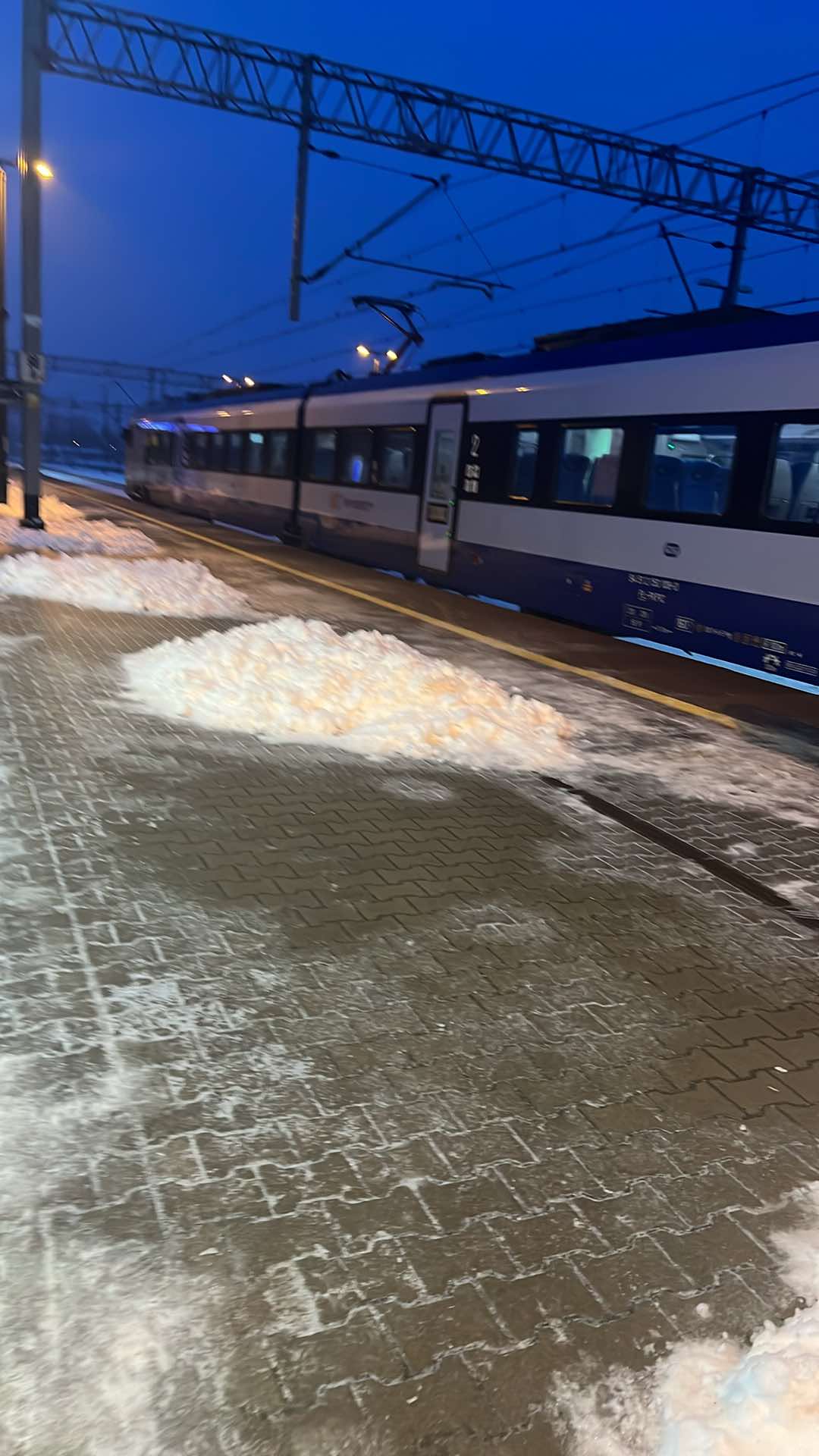 Oblodzone trakcje kolejowe, liczne opóźnienia – sygnały naszych Czytelników
