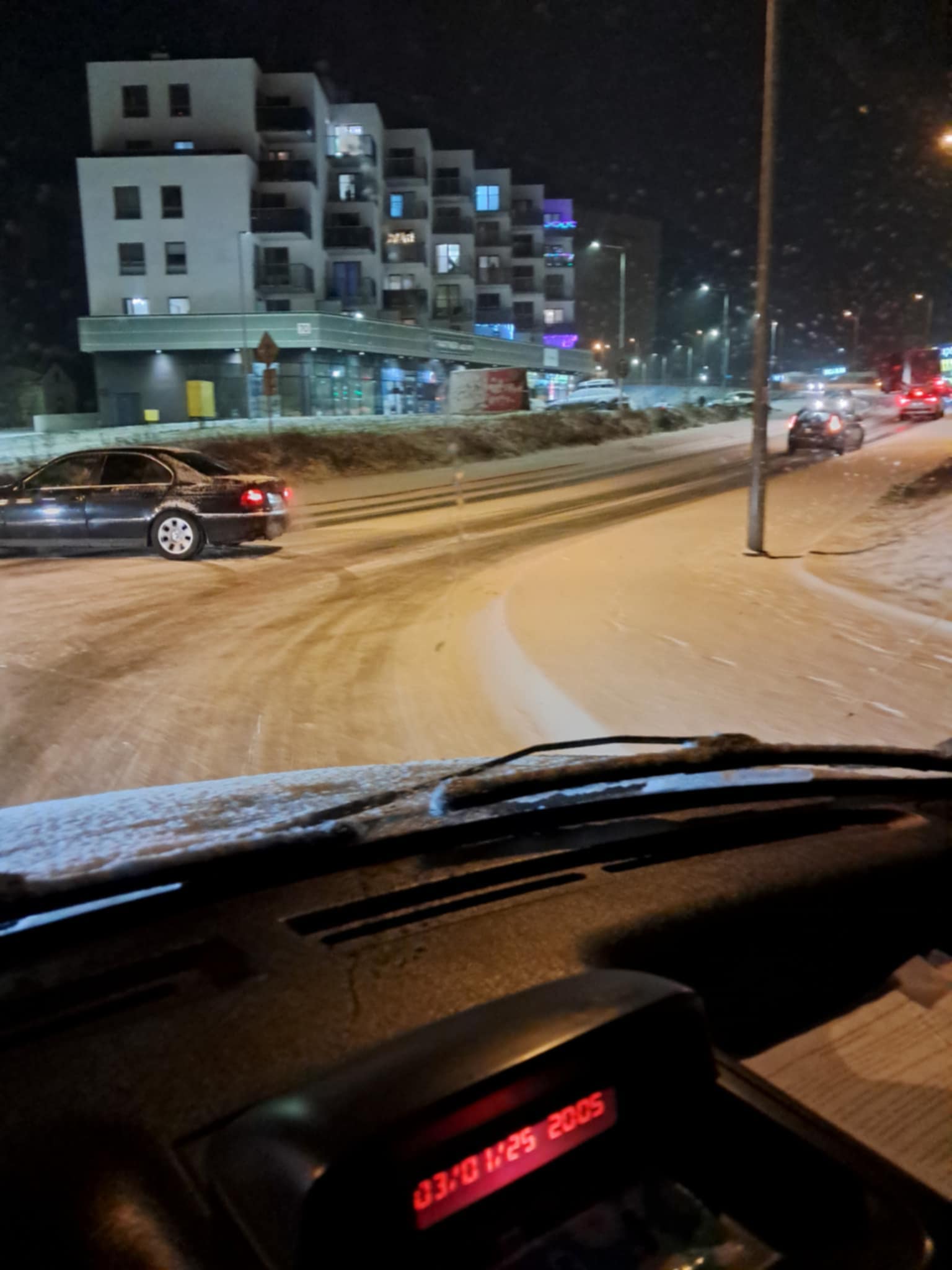 Tragiczne warunki na drogach i wiaduktach. Zima znów zaskoczyła