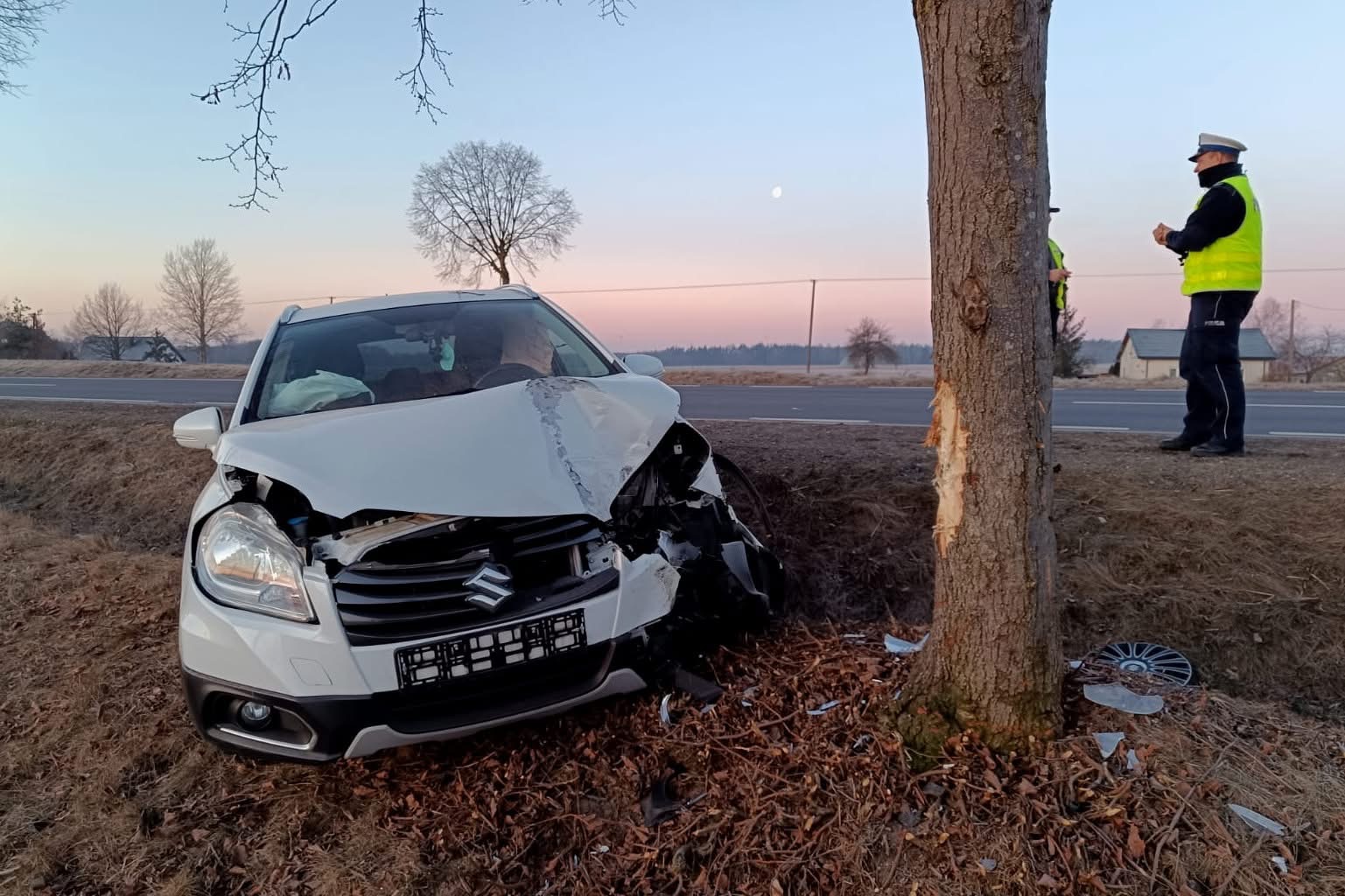 Stracił panowanie nad autem i uderzył w drzewo
