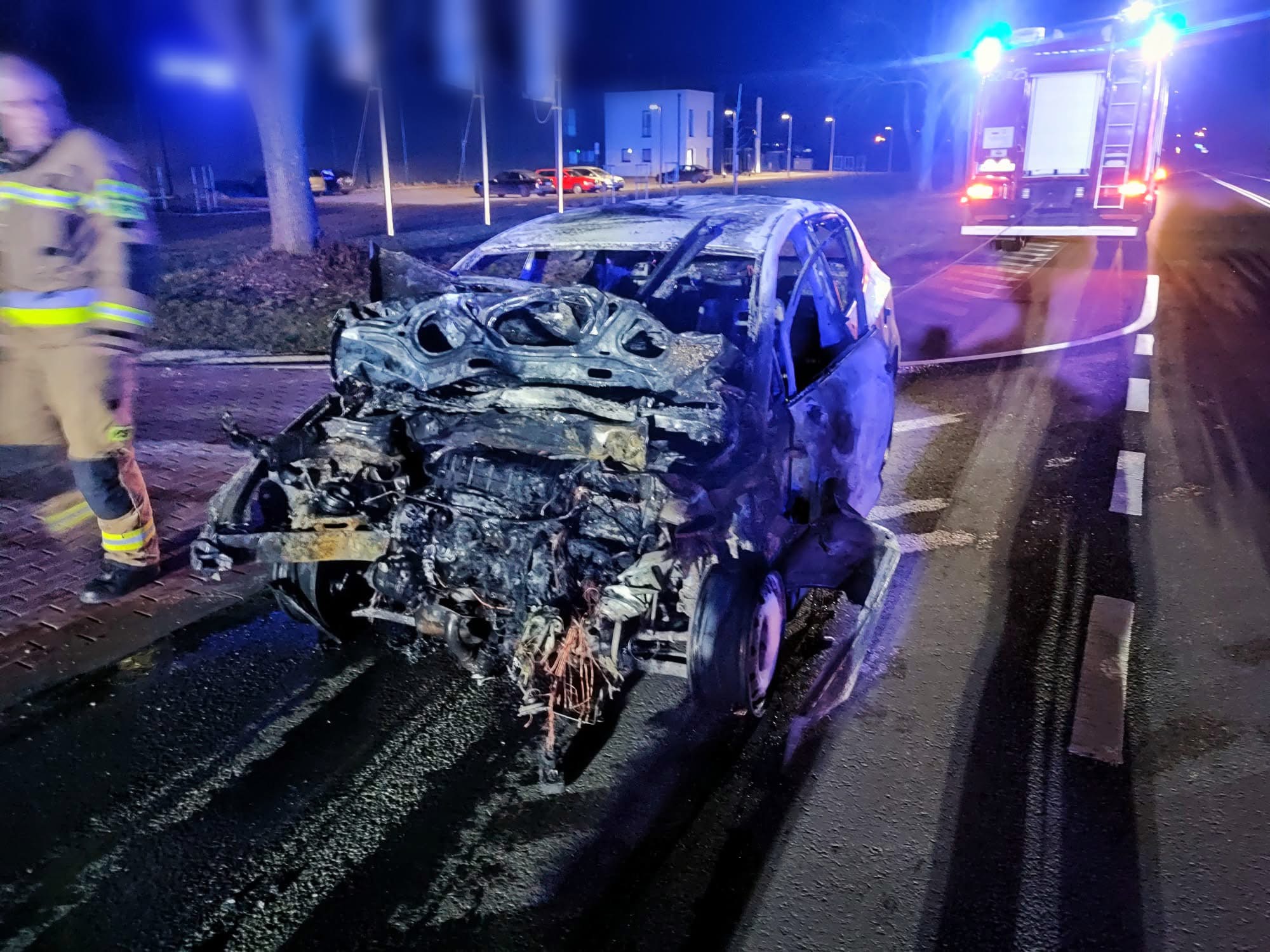 Kierowca seata nie dostosował prędkości, uderzył w tył naczepy tira i zapalił się