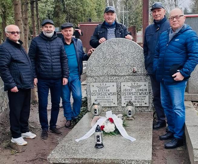 Upamiętnienie dr. Józefa Longina Ostaszewskiego – wizyta Zarządu Towarzystwa Przyjaciół Ziemi Mławskiej na Powązkach
