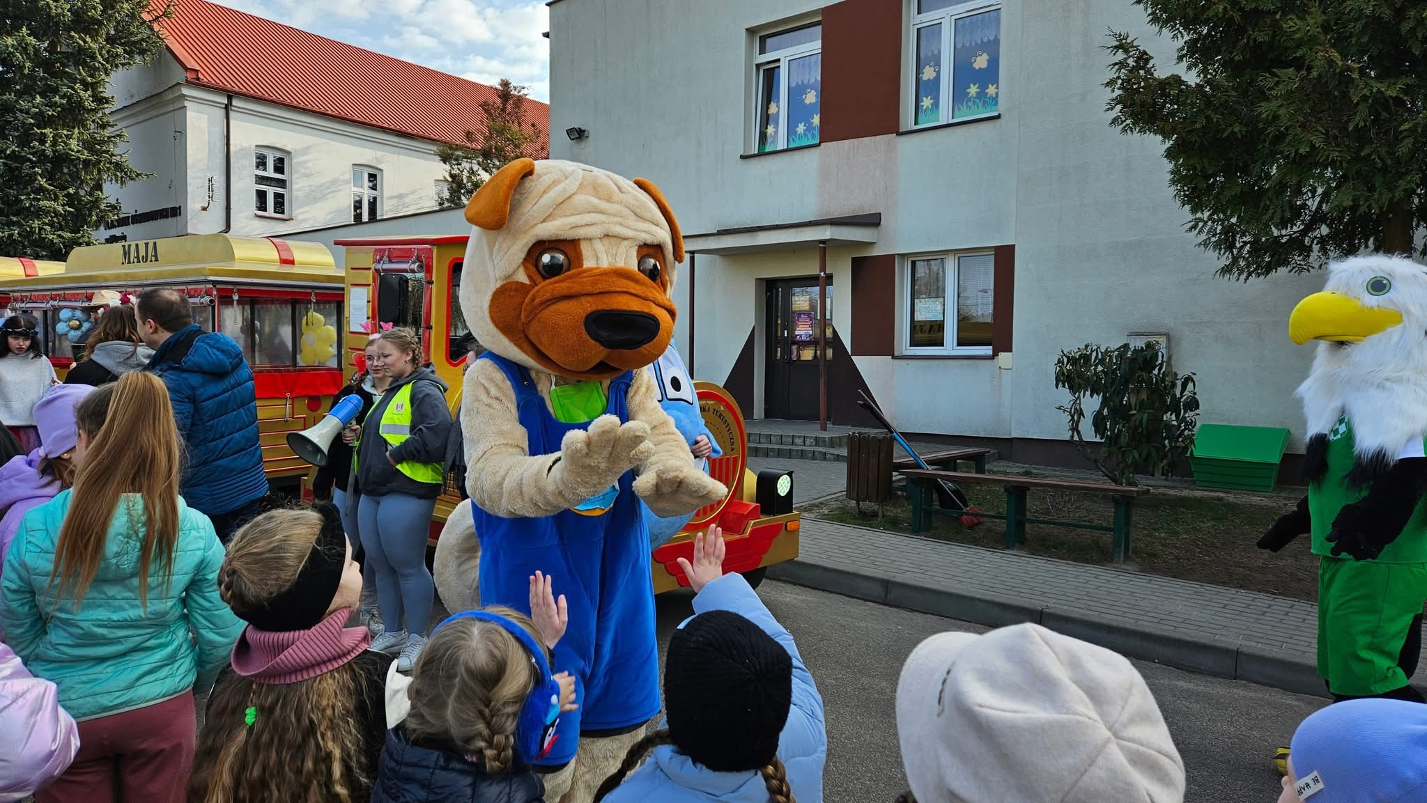 Wiosna zawitała do Mławy! Kolorowa kolejka turystyczna z maskotkami wyruszyła w trasę