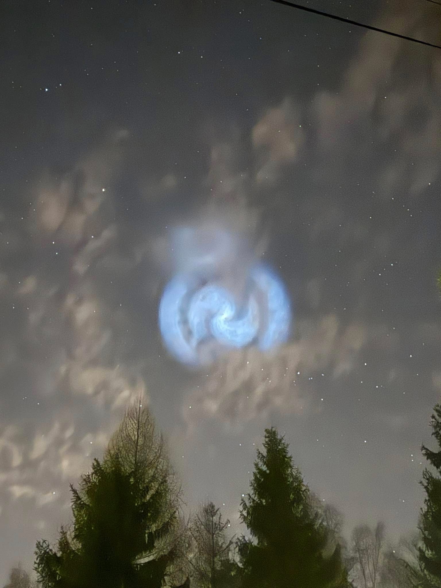 Kosmiczny wir na polskim niebie! Niezwykłe zjawisko po starcie rakiety Falcon 9 