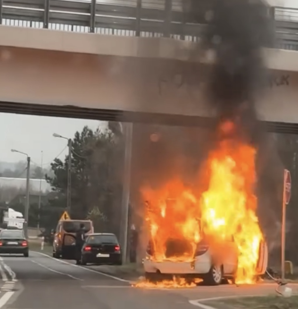 Pożar samochodu na ul. Gdyńskiej w Mławie – utrudnienia w ruchu