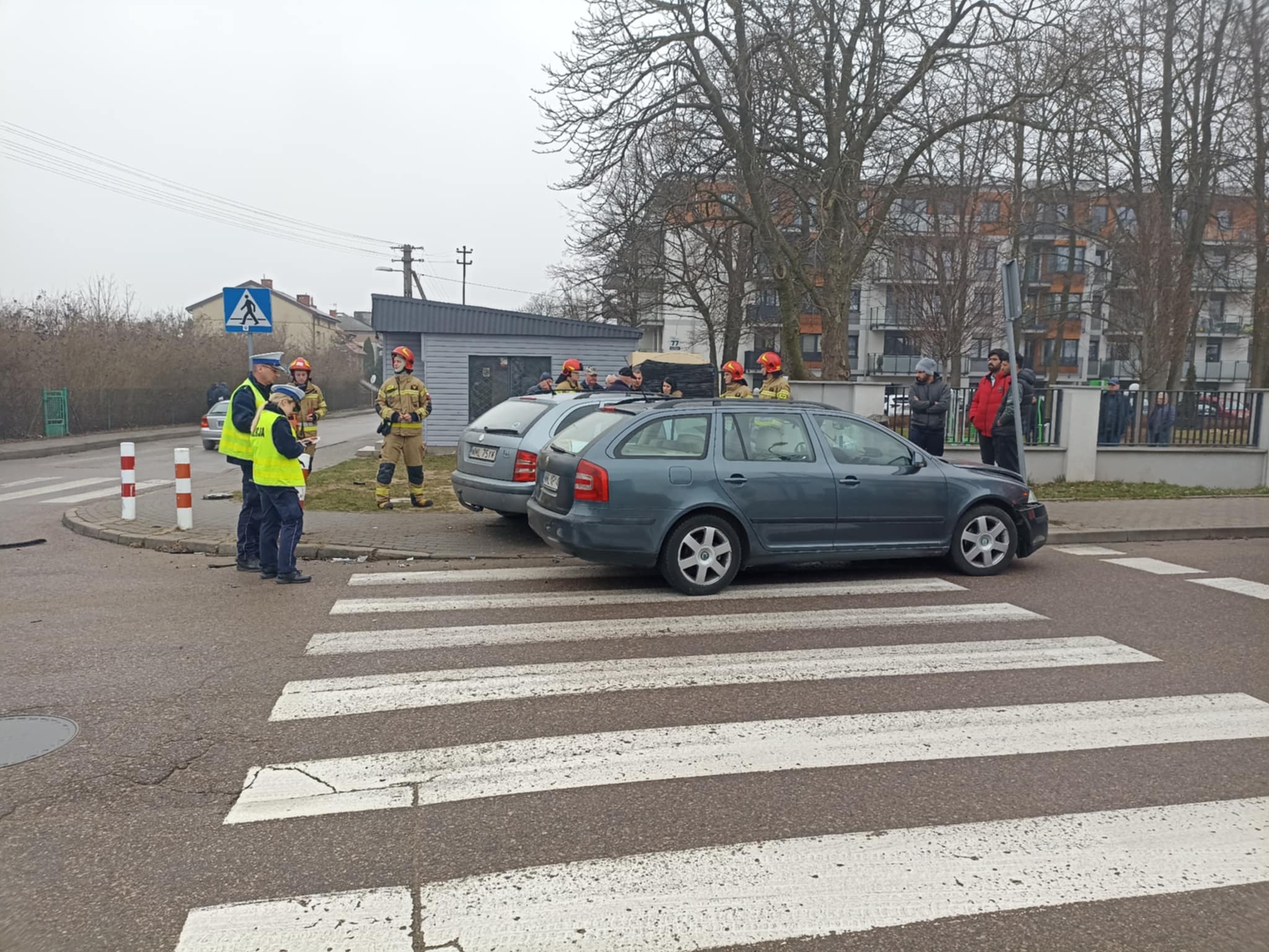 Zderzenie dwóch samochodów osobowych na skrzyżowaniu ulic Wójtostwo i Torfa Załęskiego