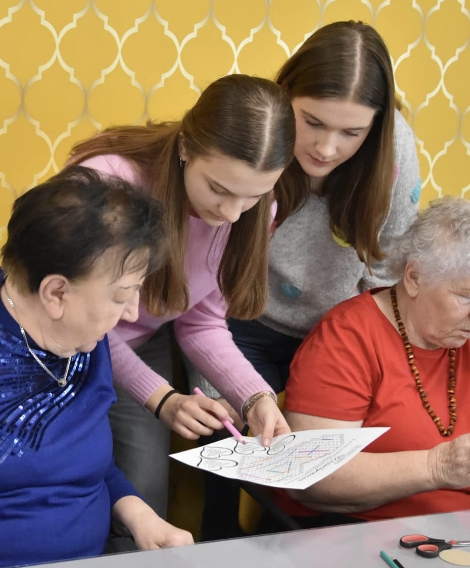 Młodzież i seniorzy łączą siły w projekcie „Przestrzeń Pokoleń”