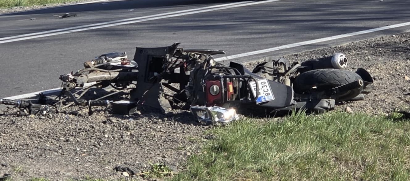 Roztrzaskany motocykl – wypadek motocyklisty na drodze wojewódzkiej w okolicach Trzcianki
