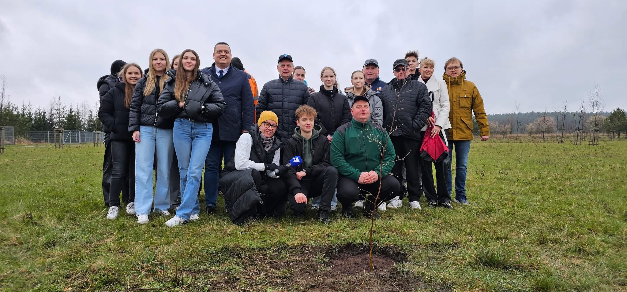 „Korzenie Przyszłości” w Mławie. Młodzież sadzi drzewa i walczy z betonozą