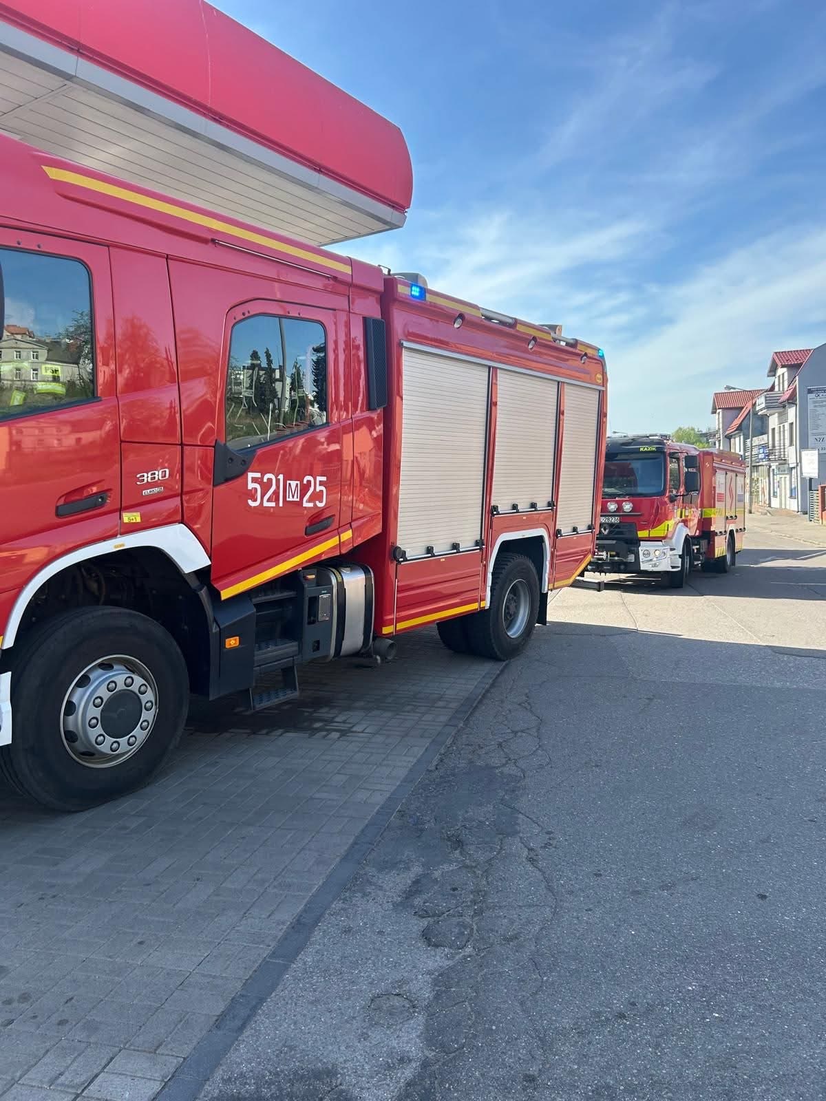 Przewrócony dystrybutor na stacji Orlen w Mławie