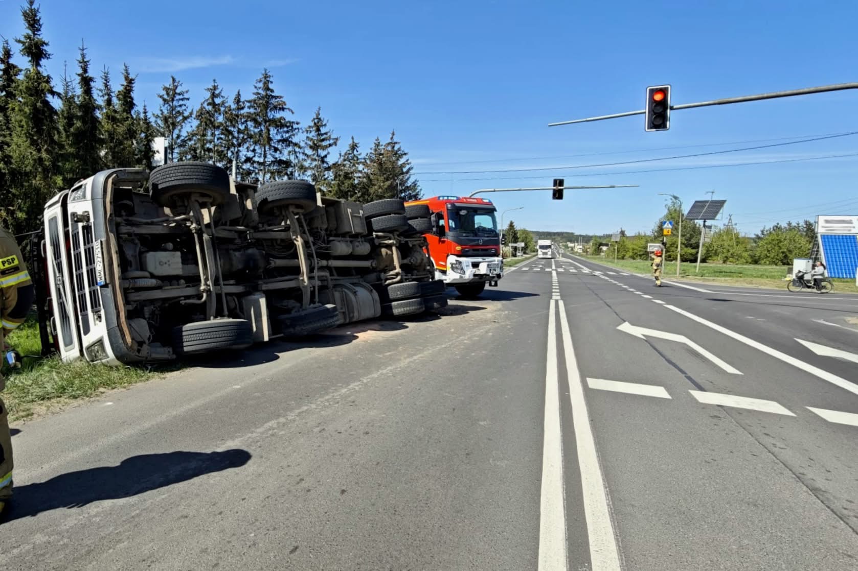 Uwaga! Utrudnienia w ruchu! Wywrócona ciężarówka na obwodnicy