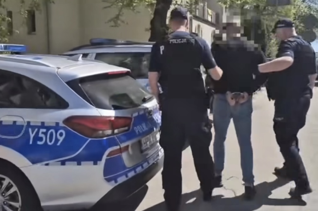 Pościg jak z filmu akcji: kolizje z radiowozami, narkotyki i ucieczka przez pola