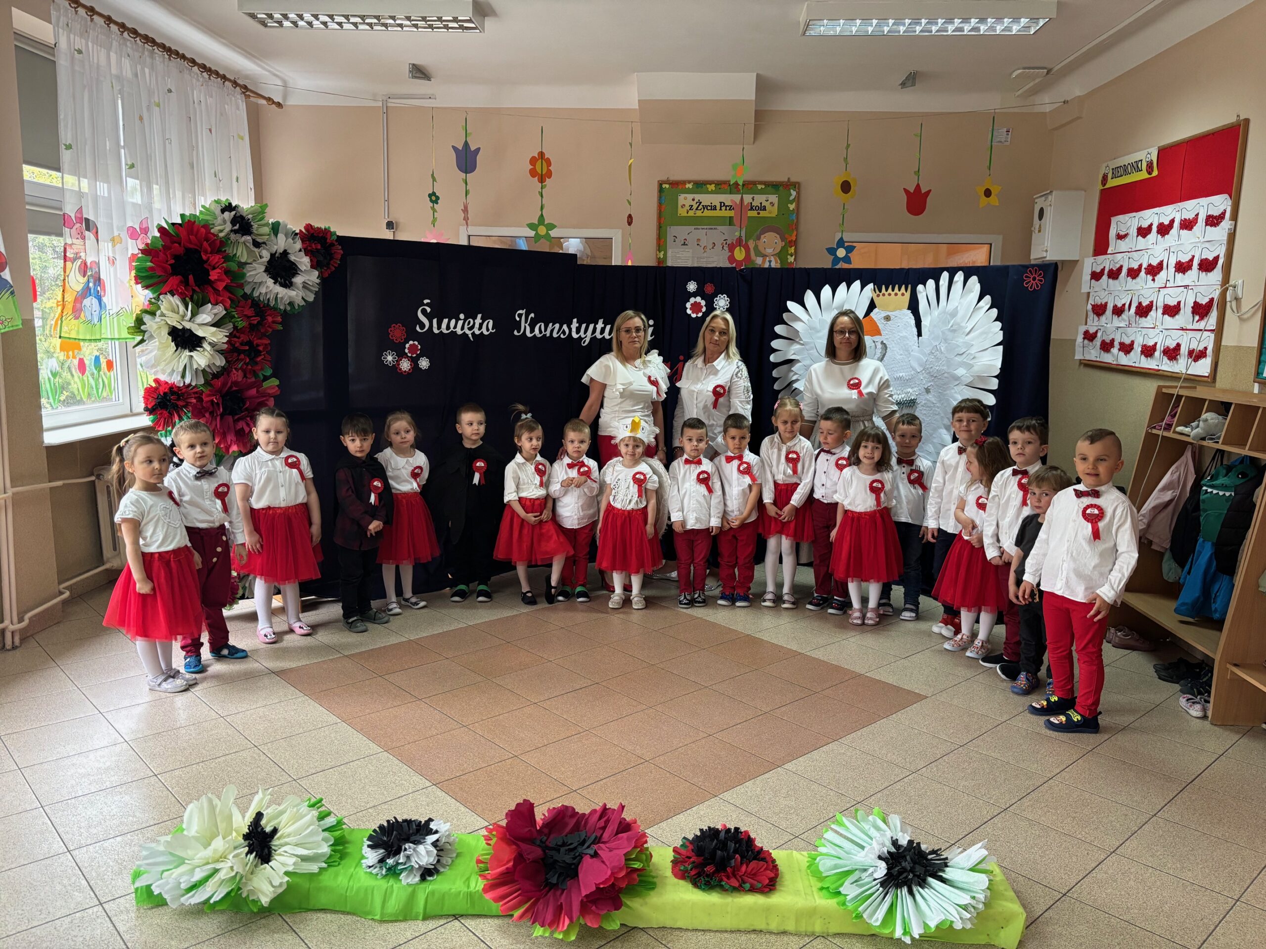 “Powiewa flaga, gdy wiatr się zerwie…” — patriotyczne obchody w Przedszkolu nr 3