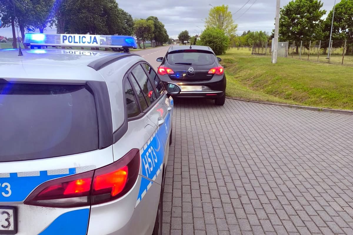 Ukarany dwoma mandatami w ciągu 15 minut – kierowca opla stracił prawo jazdy 
