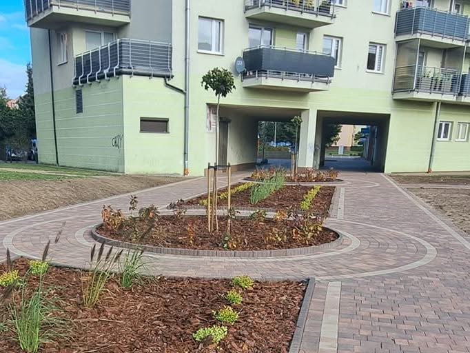 Utrudnienia dla pieszych w tunelu przy ul. Mariackiej 22 w Mławie – remont elewacji budynku