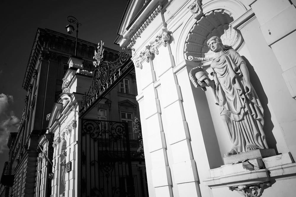 Tragiczny atak na Uniwersytecie Warszawskim. Student prawa zamordował pracownicę uczelni – ochroniarz ciężko ranny