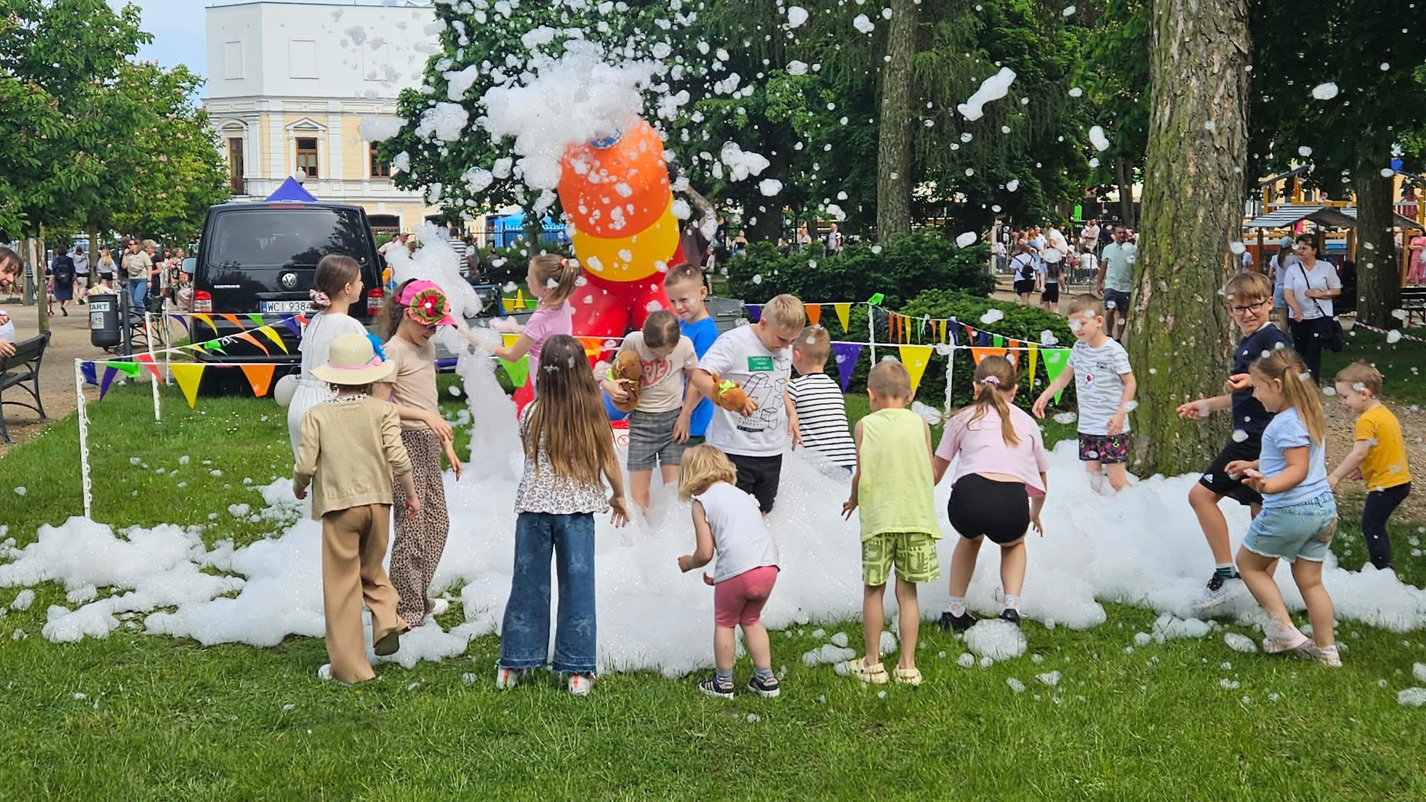 Kolorowy zawrót głowy w Parku Miejskim – Mława świętowała Dzień Dziecka!