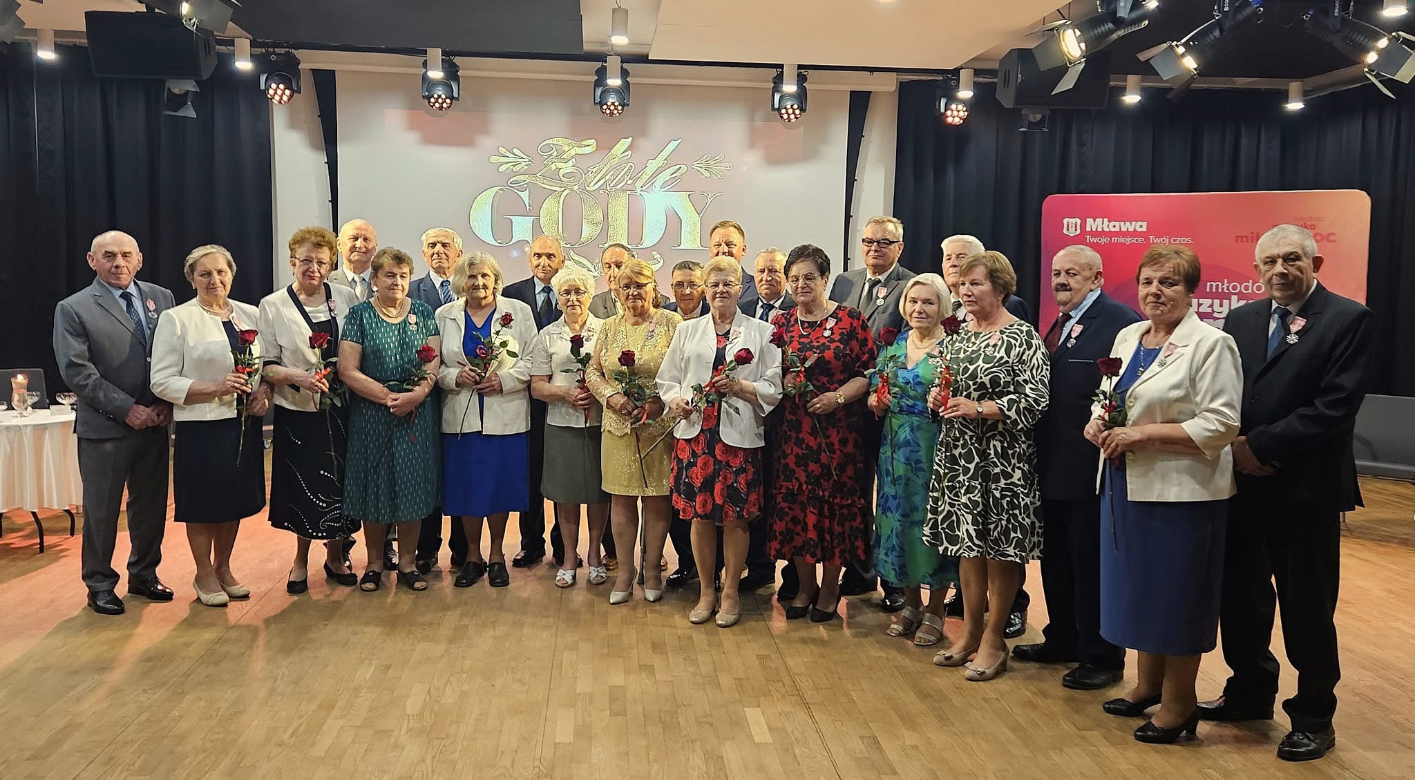 Ponad pół wieku razem – wzruszająca uroczystość wręczenia medali za długoletnie pożycie małżeńskie w Mławie