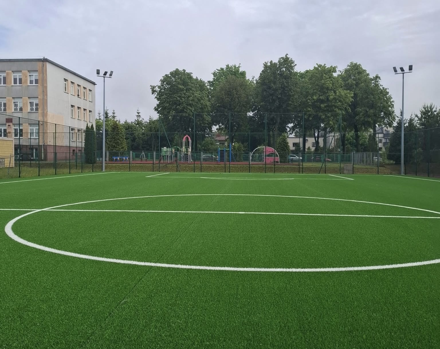 Trwa modernizacja „orlików” przy SP6 i MOSiR Mława – koniec prac coraz bliżej!