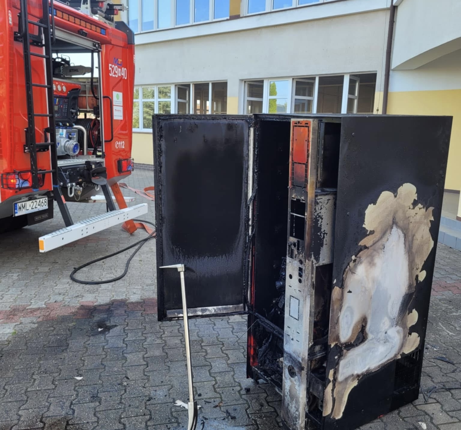 Pożar automatu z żywnością w szkole w Wieczfni Kościelnej – szybka reakcja strażaków
