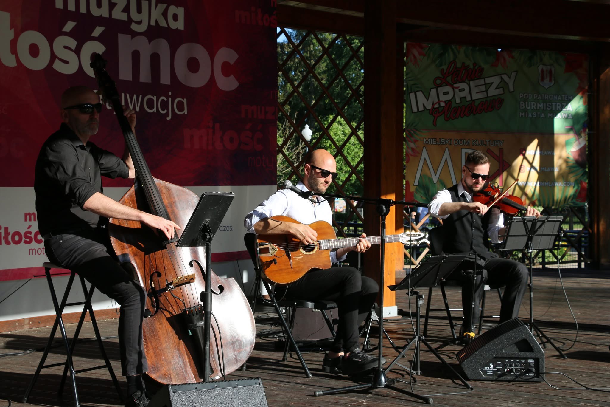 Cygański jazz oczarował Mławę! Koncert Marynata Gypsy Trio w Parku Miejskim