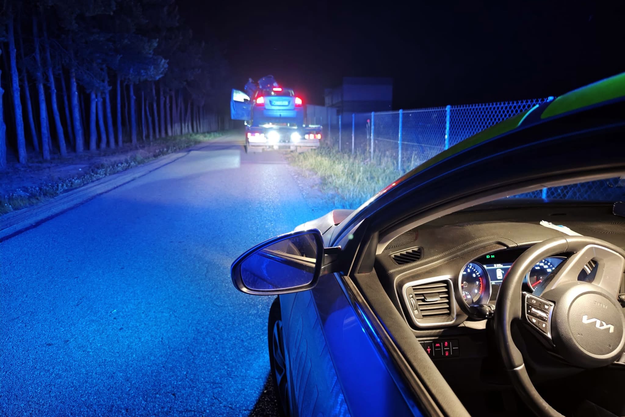 Chciał „załatwić potrzebę” w lesie… tak naprawdę chciał uciec przed mandatem