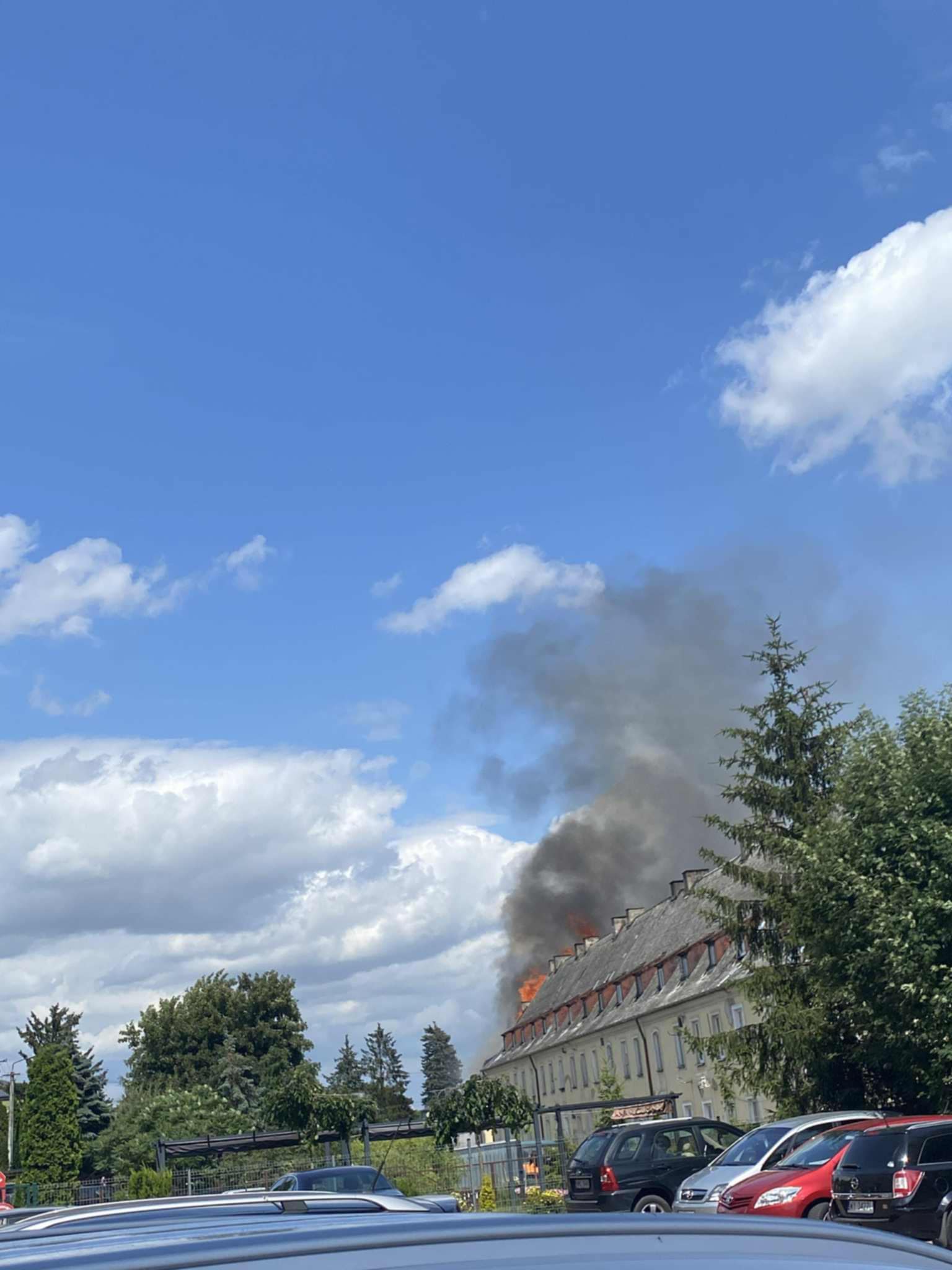 Pożar kamienicy przy ul. Słowackiego w Mławie! Na miejscu pracują służby