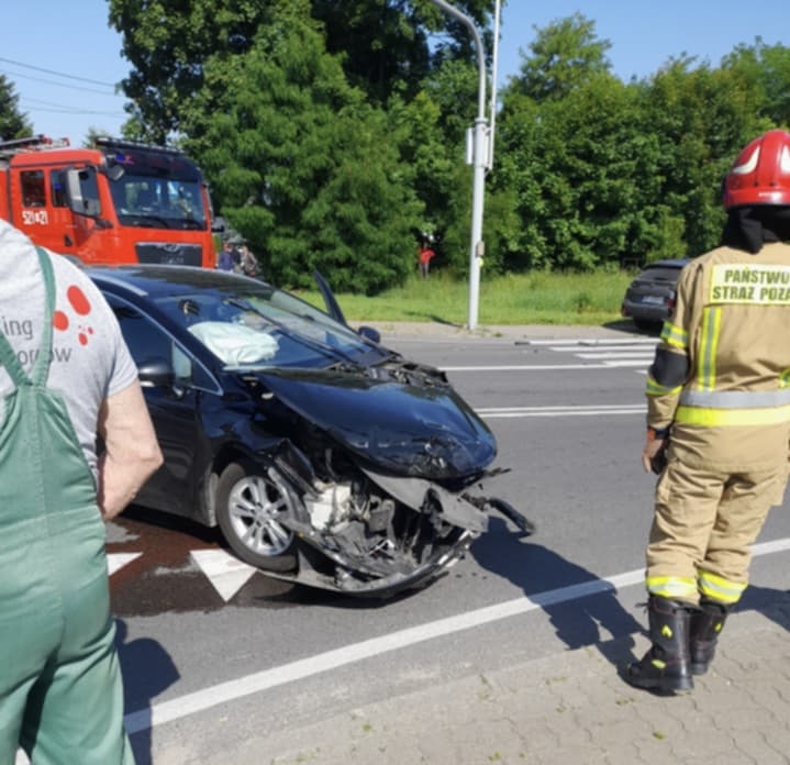 Zderzenie dwóch aut na skrzyżowaniu starej „siódemki” i ulicy Warszawskiej 