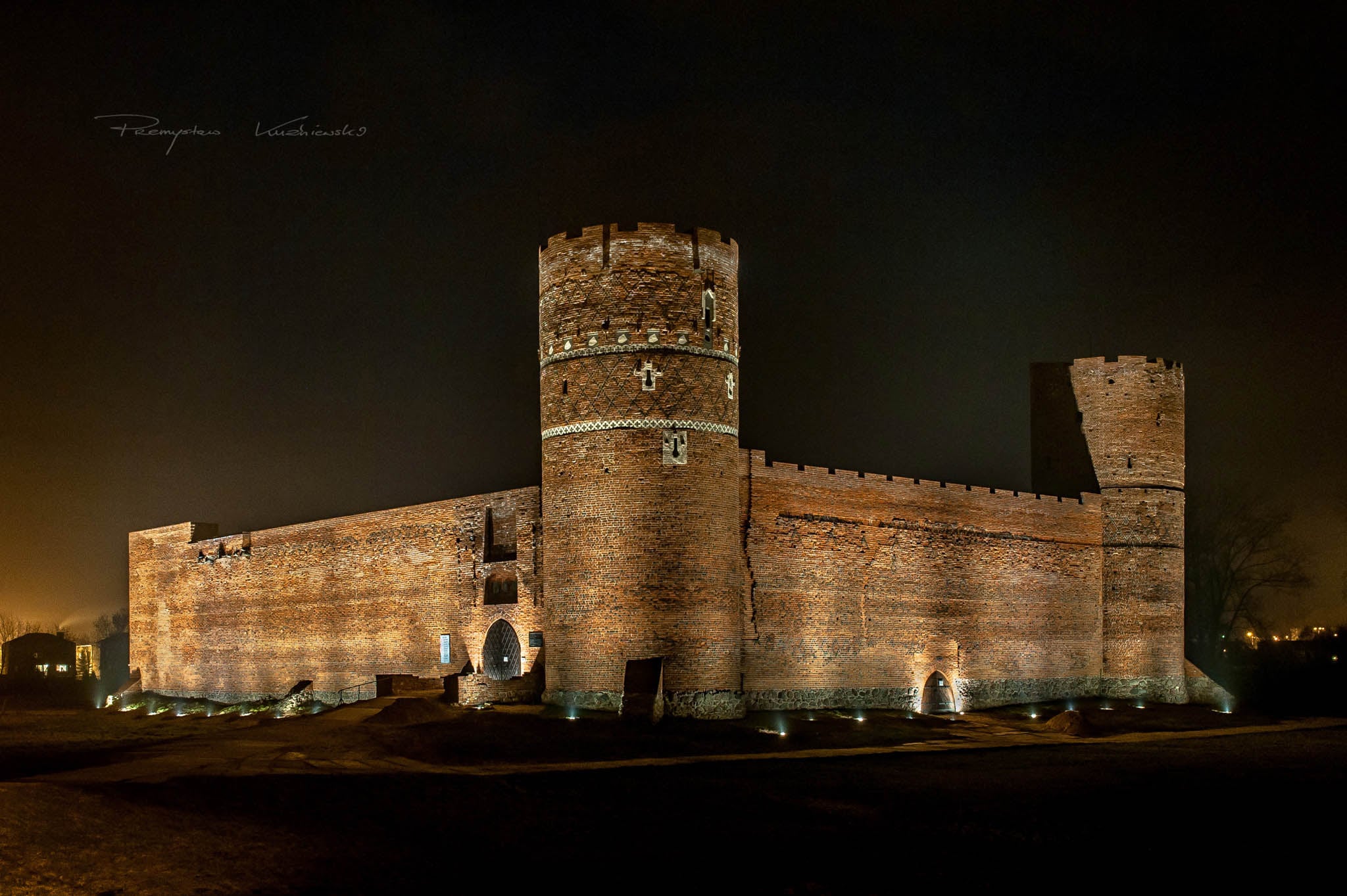 „Ciechanów nocą” w Galerii 13 – fotograficzna podróż pełna magii, świateł i cieni 