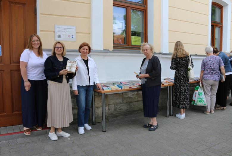 ,,Książka na Jana” w Mławie. Setki książek czekały na czytelników przed biblioteką!